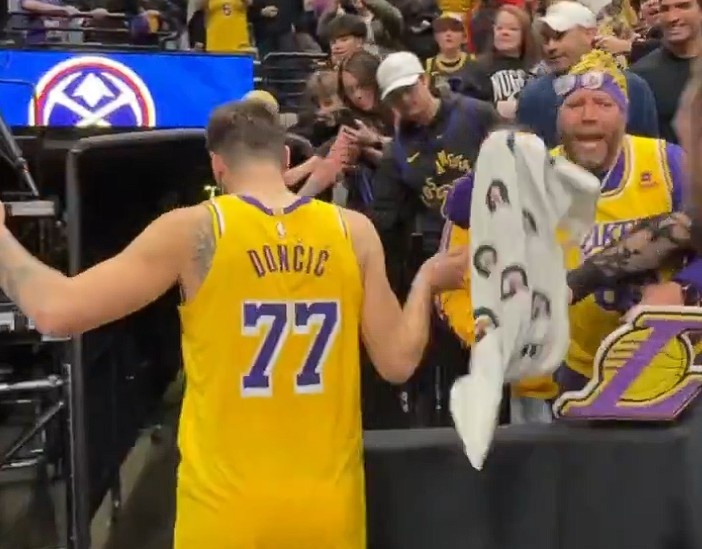 DB电竞-詹姆斯和东契奇赛后都为球迷送上原味儿毛巾 球迷都欣喜若狂