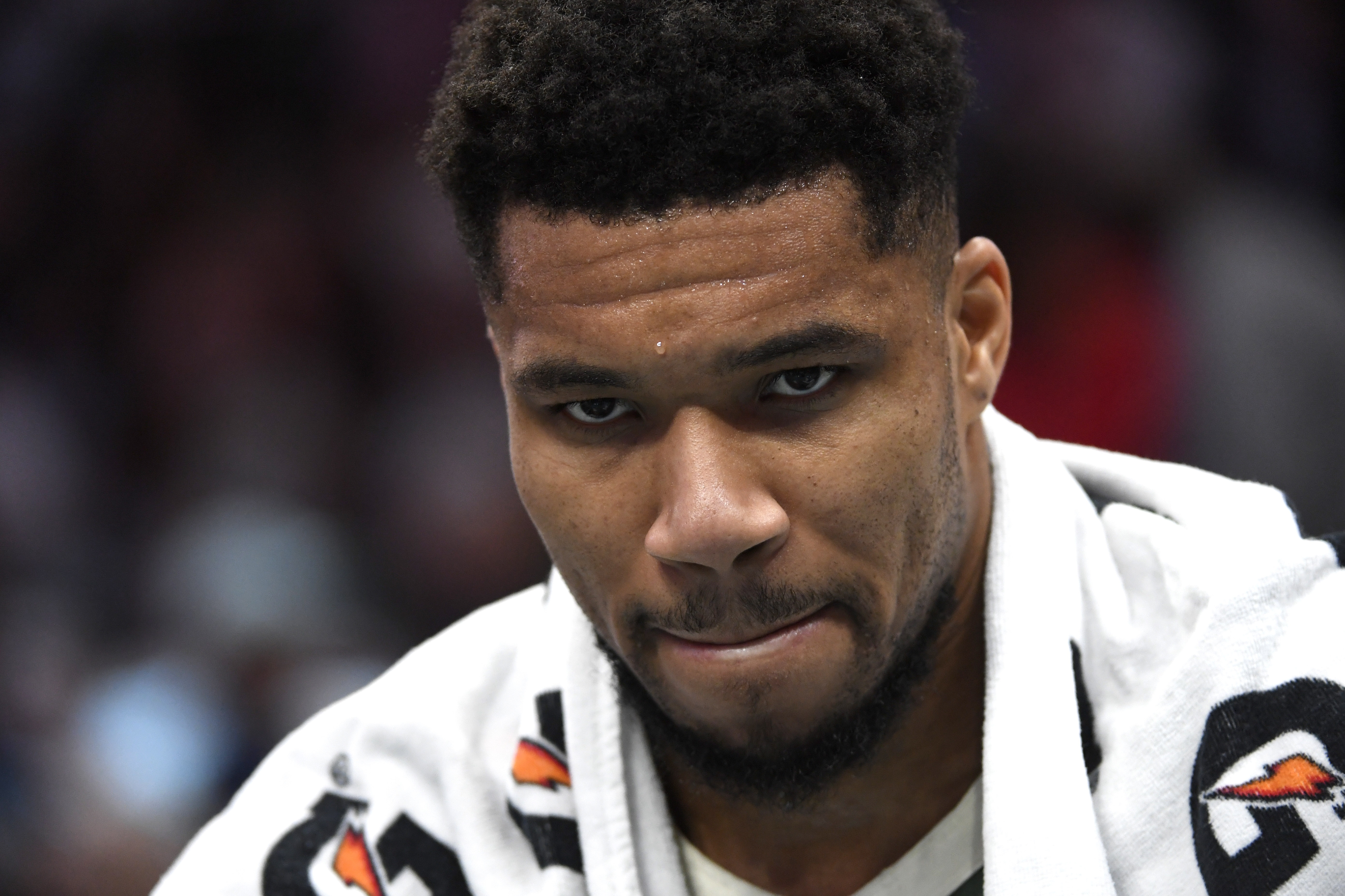 DB电竞-无心恋战？字母哥最后时刻伤退&amp;8中4拿到22分13板7助 罚球16中14