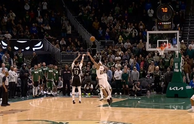 疯狂续命！罗林斯弧顶撤步变向再中三分 分差仅剩1分